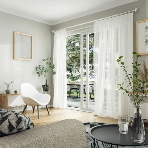 Helle transparente Gardinen vor einer großen Fensterfront