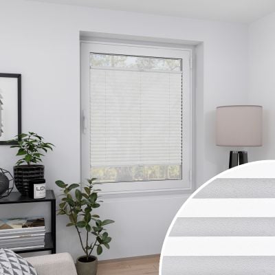 Plissee Classico Pearl am Fenster mit vergrößertem Stoffdetail