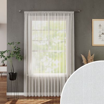Gardine Voile am Fenster mit Stoffdetail